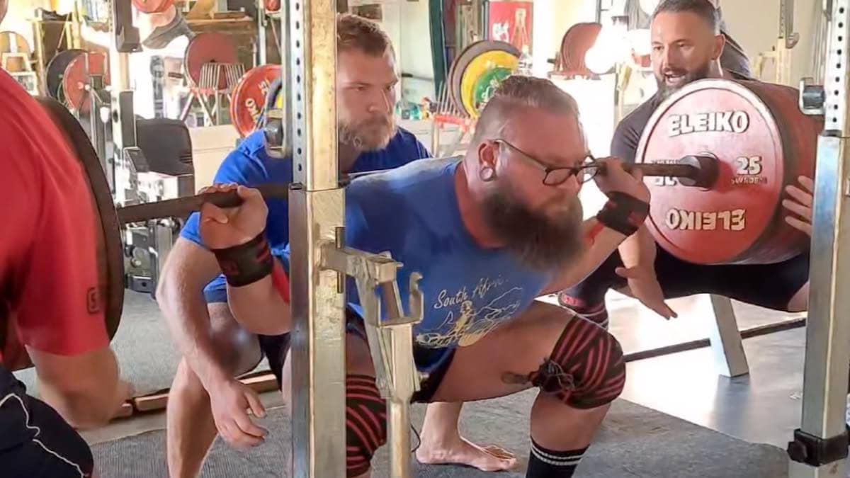 Powerlifter Nicolaas du Preez Squats 420 Kilograms (926 Pounds) With Ease During Training